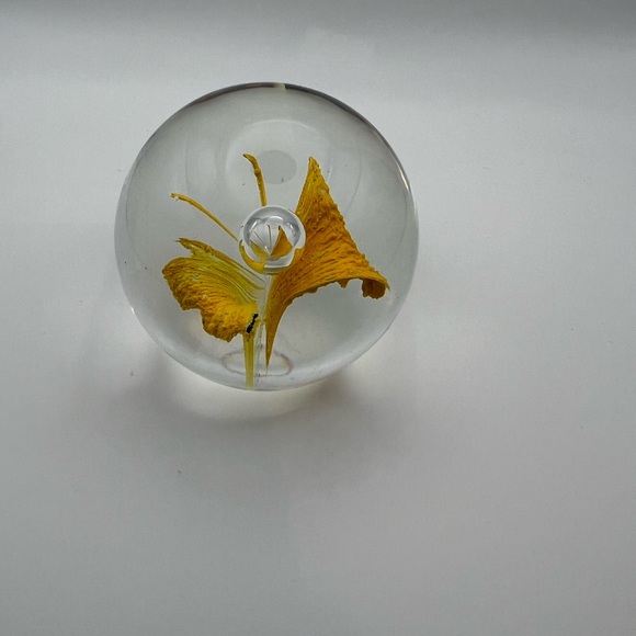 Vintage K’s Collection paper weight yellow flower with little ant bubble - Picture 4 of 10